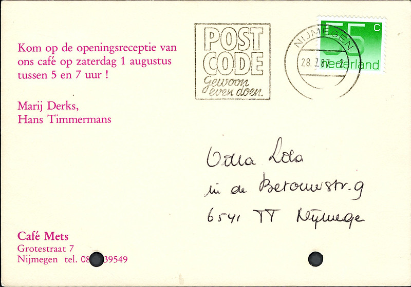 Een oud kaartje gericht aan Villa Lila met de tekst: "Kom op de openingsreceptie van ons café op zaterdag 1 augustus tussen 5 en 7 uur ! Marij Derks, Hans Timmermans". Van Café Mets aan de Grotestraat 7, Nijmegen.